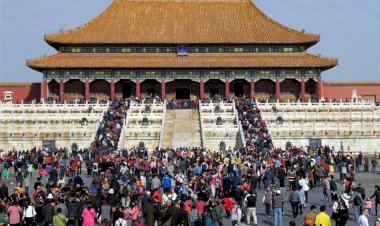 চীনৰ পর্যটকস্থলত অগণন লোকৰ ভিৰ