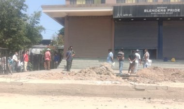 সুৰাৰ বিপনিত শাৰীপাতি ৰাইজৰ ভিৰ