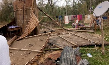 বিজেপি যোৰহাট জিলাৰ সভাপতিৰ  ধুমুহাৰ ক্ষতিগ্ৰস্ত অঞ্চলৰ পৰিয়ালক সাক্ষাৎ