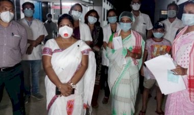 সুস্থ হৈ ঘৰলৈ উভটিল দুগৰাকী কভিড পজিটিভ মহিলা