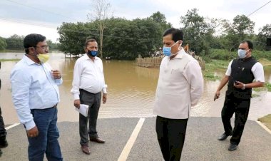 গোৱালপাৰাত  মুখ্যমন্ত্ৰী সৰ্ব্বানন্দ সোনোৱাল বন্যাক্ৰান্ত আশ্ৰয় শিবিৰ পৰিদৰ্শন