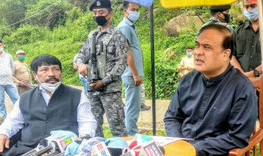 কাজিৰঙাৰ হোটেলত স্বাস্থ্য মন্ত্ৰী হিমন্ত বিশ্ব শৰ্মাৰ সংবাদমেল : লগত পীয়ুষ হাজৰিকা আৰু অতুল বৰা :