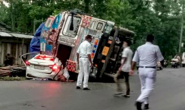 বোকাখাতৰ ৰজাবাৰীত ভয়াবহ পথ দুৰ্ঘটনা : এখন টিগ'ৰ ৰ ওপৰতে বাগৰি পৰিল মালবাহী ট্ৰাক : ঘটনাস্থলীতে এজনৰ মৃত্যু :