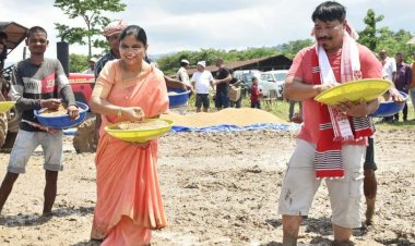 বোকাখাতৰ পানবাৰীত বানাক্ৰান্ত কৃষকৰ সাহাৰ্যাৰ্থে নিজেই ট্ৰেক্টৰ চলাই কঠিয়া সিঁচে কৃষিমন্ত্ৰী অতুল বৰাই  :