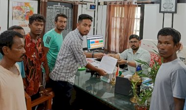 কৃষি মন্ত্ৰী অতুল বৰাৰ বোকাখাত সমষ্টিত বানপীড়িত কৃষকৰ গো-বাটত চাহ বাগান কৰ্তৃপক্ষৰ কাঁটা তাঁৰৰ বেৰা :  তীব্ৰ উত্তেজনা :  সমস্যা সমাধানৰ দাবীত জীপাল কৃষক শ্ৰমিক সংঘৰ স্মাৰক পত্ৰ প্ৰদান  :