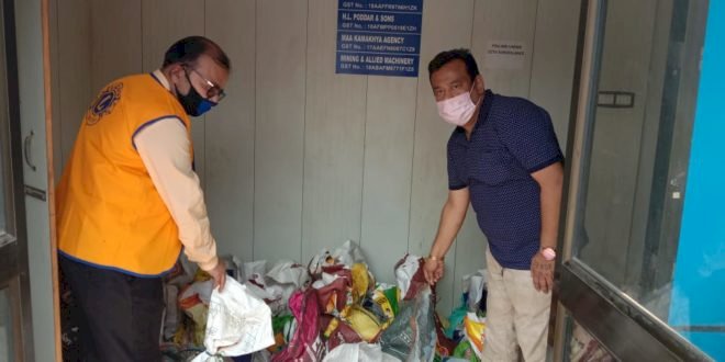লায়ন্স ক্লাৱ গুৱাহাটীৰ দৰিদ্ৰ লোকৰ মাজত খাদ্য- সামগ্ৰী বিতৰণ