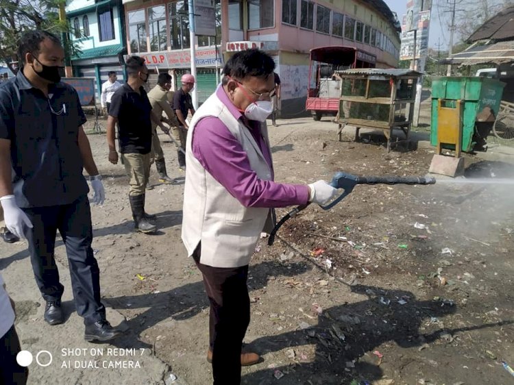 মন্ত্ৰী যোগেনৰ মহন চেণিটাইজ্, খাদ্য সামগ্ৰীৰ বিতৰণ