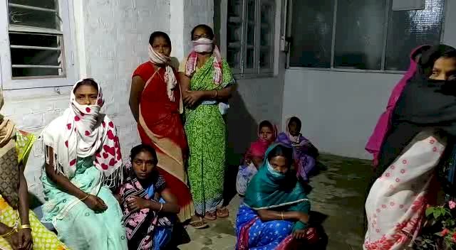 চেলেং চাহ বাগিছাৰ পৰিচালকৰ কাৰ্যালয় ঘেৰাও শ্ৰমিকৰ,পৰিস্থিতি উত্তপ্ত হৈ পৰাৰ আশংকা