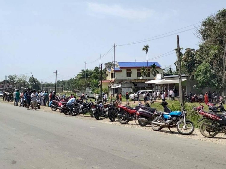 টিয়কত মদৰ দোকানত ৰাইজ