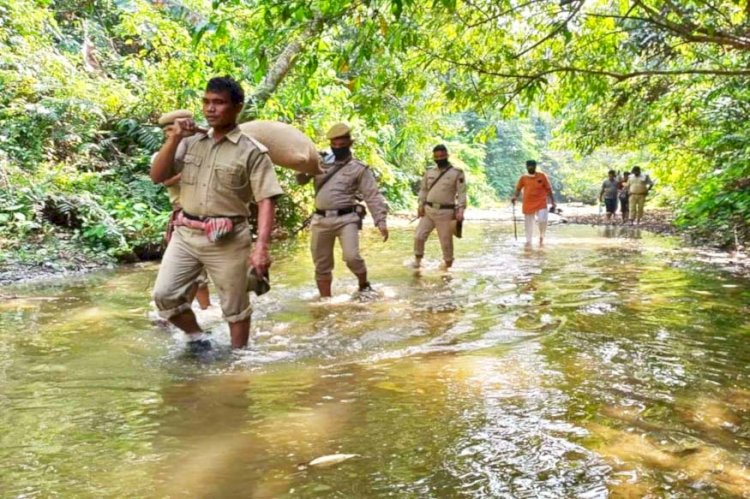 মানুহে মানুহৰ বাবে... আৰ্তজনৰ কাষত আৰক্ষী