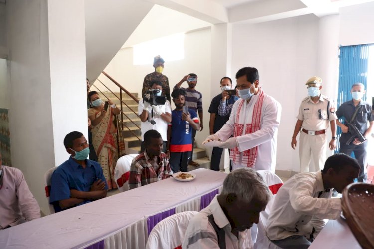 ডিব্ৰুগড়ত মুখ্যমন্ত্ৰীৰ গৃহহীন, দৰিদ্ৰৰ মাজত অন্ন বিতৰণ