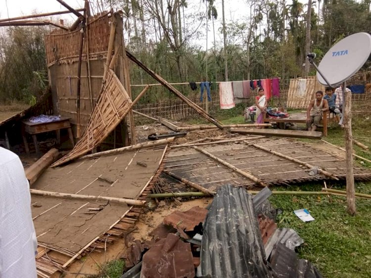 বিজেপি যোৰহাট জিলাৰ সভাপতিৰ ধুমুহাৰ ক্ষতিগ্ৰস্ত অঞ্চলৰ পৰিয়ালক সাক্ষাৎ