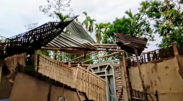 বোকাখাতত প্ৰৱল ধুমুহা বৰষুন : কুৰিটাৰো অধিক বাসগৃহৰ বিস্তৰ ক্ষতি :