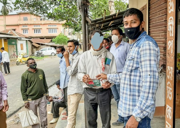 বোকাখাত সমষ্টিৰ বাদুলীপাৰত ছাত্ৰ সন্থাৰ উদ্যোগত মাক্স বিতৰণ :