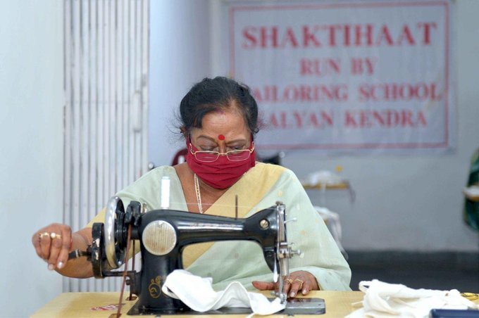 দেশৰ প্ৰথম মহিলাই নিজ হাতেৰ তৈয়াৰ কৰিছে মাস্ক