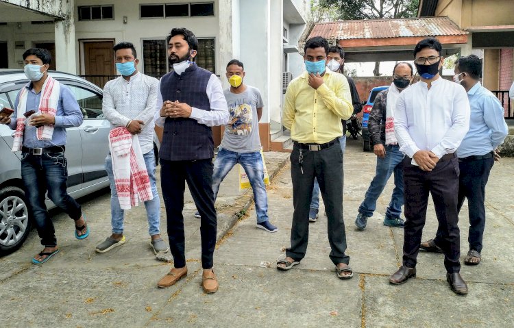লক ডাউনত সেৱা আগবঢ়োৱা বোকাখাতৰ সমুহ সাংবাদিকক সম্বৰ্ধনা জনাই মাক্স প্ৰদান যুৱ নেতা আকাশ ফুকনৰ :