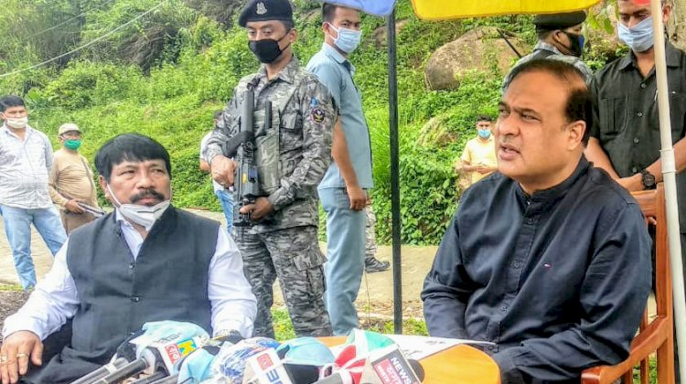 কাজিৰঙাৰ হোটেলত স্বাস্থ্য মন্ত্ৰী হিমন্ত বিশ্ব শৰ্মাৰ সংবাদমেল : লগত পীয়ুষ হাজৰিকা আৰু অতুল বৰা :