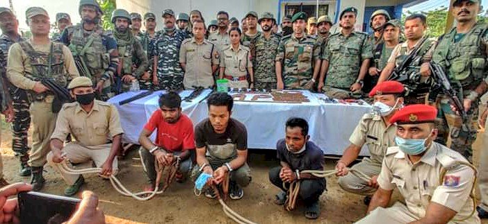 কাজিৰঙাৰ অগৰাতলি বনাঞ্চলৰ গঁড় হত্যাত জড়িত তিনি গঁড় চিকাৰীক কৰায়ত্ব কাৰ্বি আংলং আৰক্ষীৰ : এ কে চিৰিজৰ ৰাইফলৰ লগতে বৃহৎ পৰিমানৰ গুলী বাৰুদ উদ্ধাৰ :