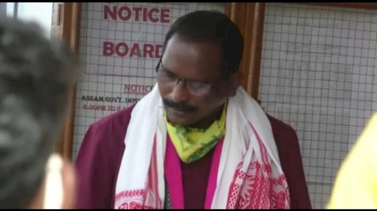 বিজেপিৰ মন্ত্ৰী, জিলা পৰিষদৰ সদস্য,পঞ্চায়ত প্ৰতিনিধিয়ে নিপিন্ধে মাক্স আৰু নামানে সামাজিক দুৰত্ব