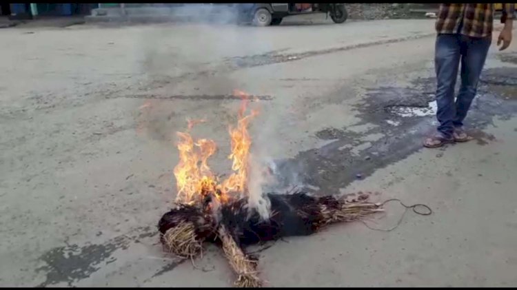 যোৰহাটৰ ৰাজ পথত চীনৰ প্ৰধানক জ্বলালে হিন্দু যুৱ ছাত্ৰই