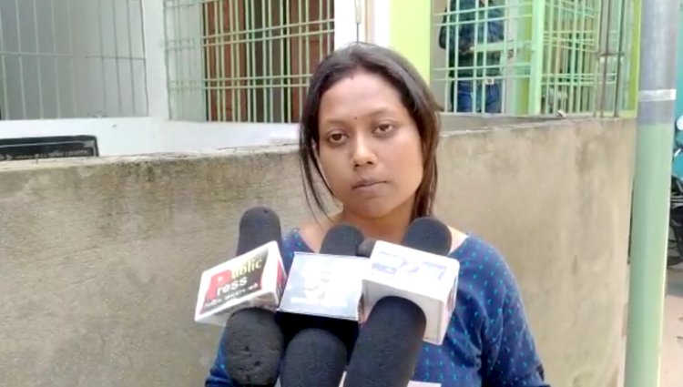 স্বামীৰ দ্বাৰা পাশৱিক নিৰ্যাতনৰ বলি হৈ ন্যায় বিচাৰি আৰক্ষীৰ দুৱাৰে দুৱাৰে ঘূৰি ফুৰিছে এগৰাকী বোৱাৰী। আৰক্ষীৰ ভুমিকা নীৰৱ ।