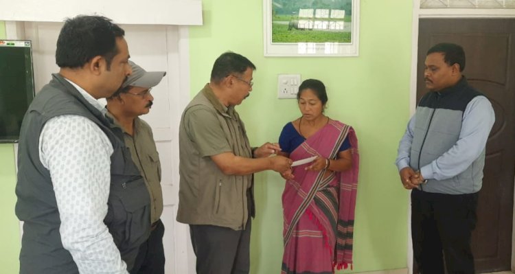 কৰ্মৰত অৱস্থাত নিহত হোৱা কাজিৰঙাৰ ৰাষ্ট্ৰীয় উদ্যানৰ বনকৰ্মীৰ পৰিয়াললৈ বিশ্ব প্ৰকৃতি নিধিৰ এককালিন আৰ্থিক সাহাৰ্য :