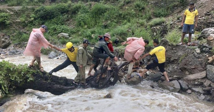 ধাৰাষাৰ বৰষুণৰ বাবে উত্তৰ ভাৰতত প্ৰলয়ংকৰী জলপ্ৰলয় হিমাচল প্ৰদেশতে ৮০ জনৰ মৃত্য়ু : ১২৯৯ টা পথৰ যাতায়ত ক্ষতিগ্ৰস্থ : টচনচ জনজীৱন :