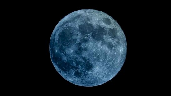 বিৰল মহাজগতিক ঘটনা : ৩০ আগষ্টৰ নিশা আকাশত দৃশ্যমান হ'ব নীলা চন্দ্ৰ বা চুপাৰ ব্লু মুন :