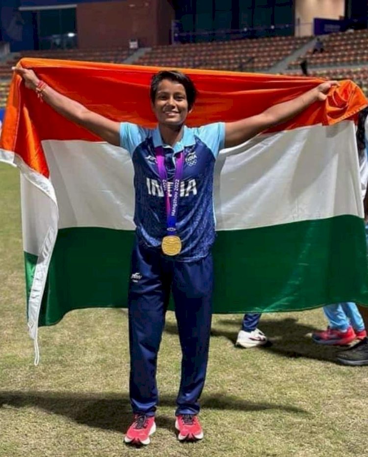 ভাৰতীয় মহিলা ক্ৰিকেট দলৰ হৈ স্বৰ্ণ জয় বোকাখাতৰ উমা ছেত্ৰীৰ : উৎফুল্লিত বোকাখাত : উমা ছেত্ৰীৰ লগতে স্থানীয় প্ৰশিক্ষক ৰাজা ৰহমান আৰু মেহবুব আলমকো অভিনন্দন :