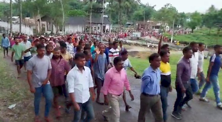 পূজাৰ আগতেই বিশ শতাংশ বোনাচ আদায় দিয়াৰ দাবীত বোকাখাতৰ বিহৰা চাহ বাগিচাত শ্ৰমিকৰ প্ৰতিবাদ :