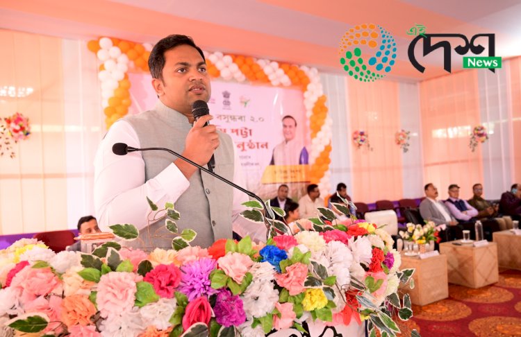 বোকাখাতত মিছন বসুন্ধৰা দ্বিতীয়ৰ মাটিৰ পট্টা প্ৰদান অনুষ্ঠান  : হিতাধিকাৰীক ভূমিৰ পট্টা প্ৰদান কৰে মন্ত্ৰী অতুল বৰাই  :